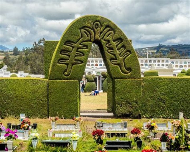 23 Images Of Ecuador's Remarkable Tulcán Cemetery