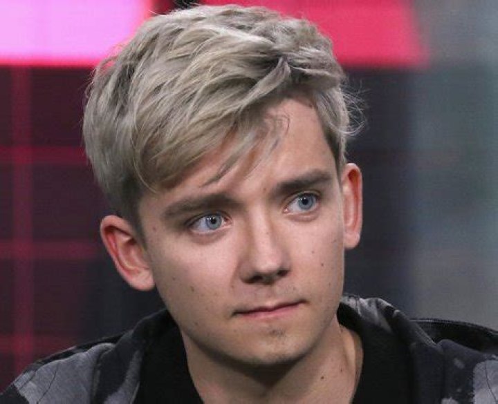 How tall is Asa Butterfield