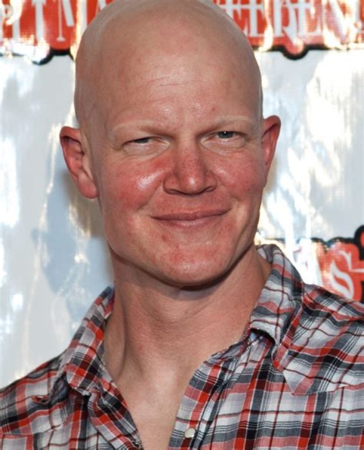 How tall is Derek Mears