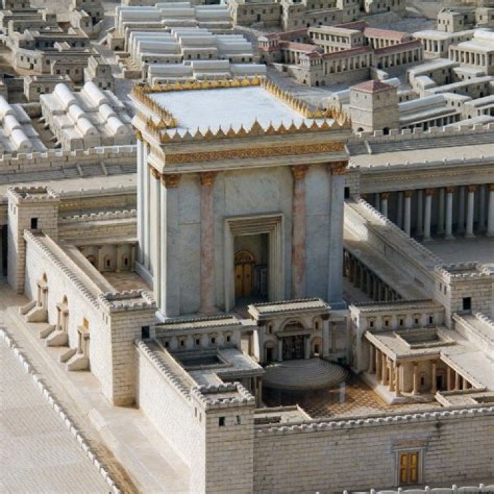 How tall is Stacey Solomon