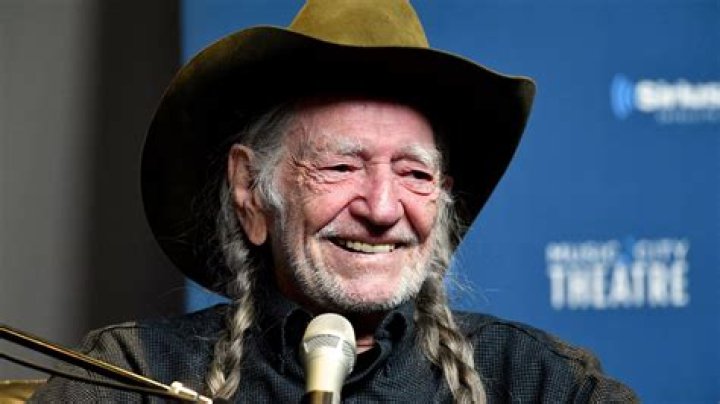 How tall is Willie Nelson
